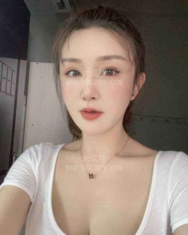 丰胸美臀的小少妇