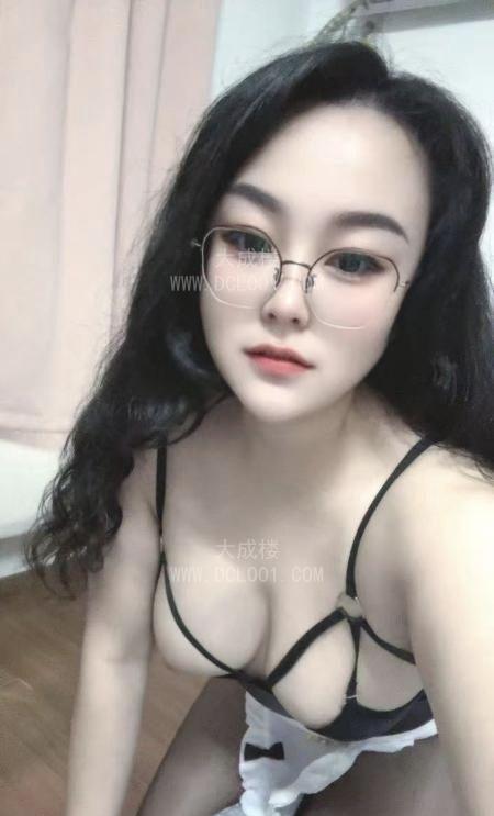 舌吻眼镜骚女兰兰